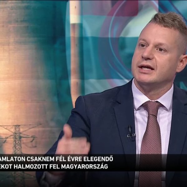 Az energiaválság Európában olyan lépések sorát indította el, amelyre korábban senki sem számított. A háború és a téves szankciós politika miatt kevesebb energia áll rendelkezésre, és az is drágábban. Magyarország energiaellátása biztosított, Menczer Tamás államtitkár röviddel ezelőtt megerősítette, hogy a tárolók jelenlegi töltöttsége az éves fogyasztás csaknem felét képes fedezni. - Dr. Tóth Máté Energiajogász