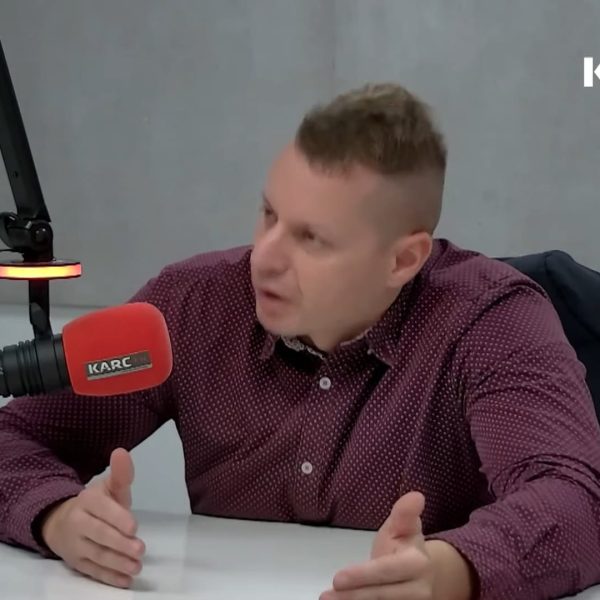 A Magyar Energetikai Társaság alelnöke szerint az európai piacról 155 millió köbméternyi orosz gázt kellene kiváltani, ehhez képest az a rögtön szállítható, amerikai LNG mennyiség, amiről az Európai Bizottság megállapodott, mindössze 15 milliárd köbméterről szól. Tóth Máté hozzátette: az olaj esetében talán még ennél is nagyobb a gond, hiszen az európai ellátás 25 százalékát az orosz olaj fedezte, aminek csak a töredéke maradt meg december 5-e után, ami Magyarországra, Szlovákiába és Csehországba juthat el a magyar diplomáciai bravúrnak köszönhetően. A feldolgozott olajtermékekre vonatkozó, februárban életbe lépő szankciók következtében viszont itt is ellátási problémák várhatóak. A tilalmak ugyanis a tagországok közötti kereskedelemre is életbe lépnek és ez első lépésben nagyon súlyos dízel-hiányt jelent majd a kontinensen. Tóth Máté energiajogász arra figyelmeztetett, hogy a fosszilis energiahordozók hiánya az elektromos energiában is ellátási problémákat is okozhat, de az áremelkedések hátterében is részben ez, részben pedig a megújulók eleve nagyon magas ára játszik szerepet. Ezzel együtt veszélyes demagógiának tartja azokat a felvetéseket, hogy az államnak a rendszerhasználati díjak eltörlésével és az ÁFA elengedésével kellene csökkentenie a tarifát. A Magyar Energetikai Társaság alelnöke szerint sehol Európában nem segít az állam olyan mértékben a lakosságnak a rezsiköltségek megfizetésében, mint Magyarországon, ami számokban is tetten érhető. A gázért csak Belgrádban kell kevesebbet fizetni a kontinensen, a villanyáram pedig a lakosság számára nálunk a legolcsóbb. Eközben Berlinben egy hónap alatt 27, Londonban 25 százalékkal drágult a gáz, Párizsban 11, Londonban 12, Prágában 10 százalékkal nőttek a villanyszámlák októberről novemberre. Simon-Palov Judit interjúja