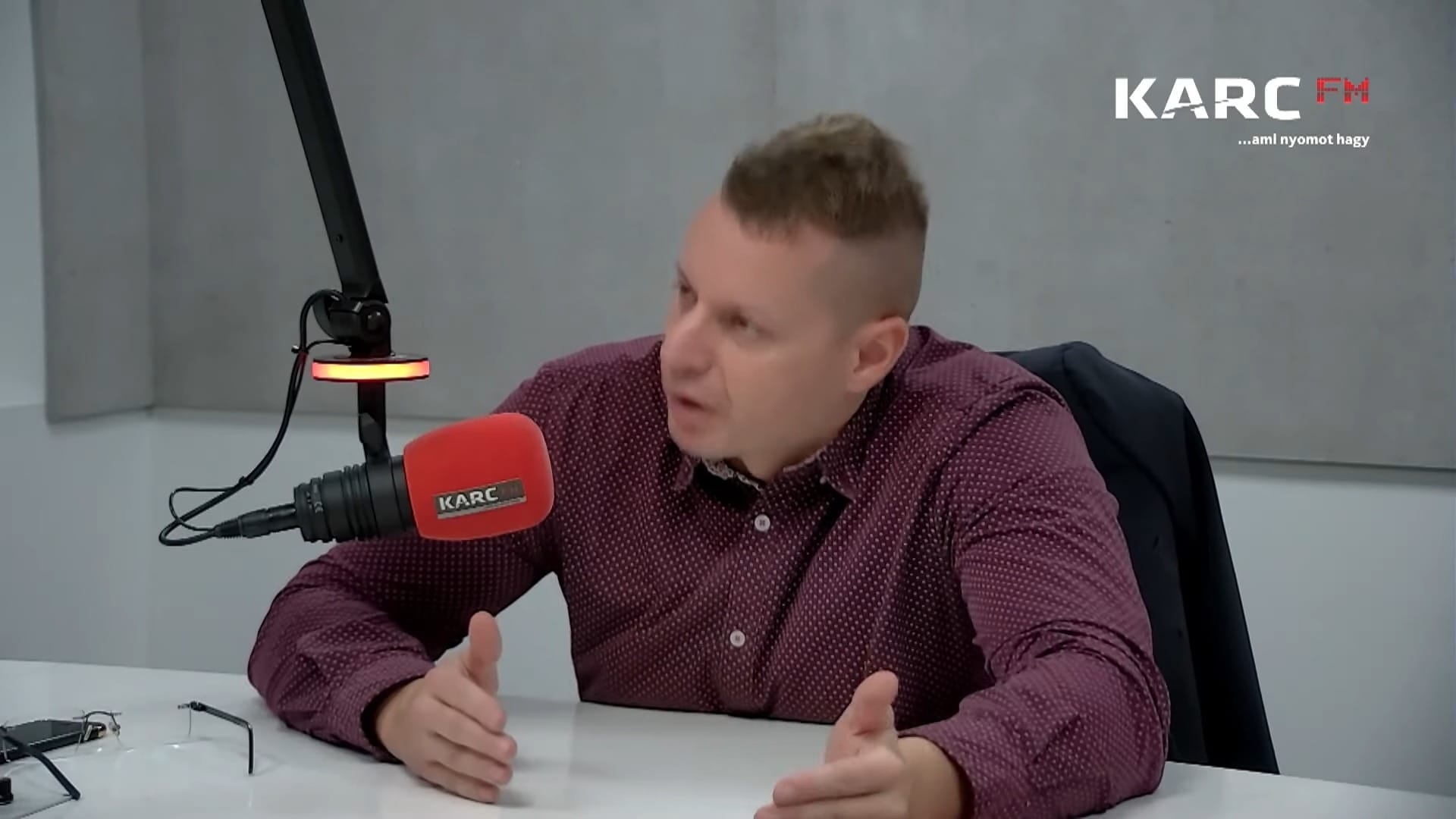 A Magyar Energetikai Társaság alelnöke szerint az európai piacról 155 millió köbméternyi orosz gázt kellene kiváltani, ehhez képest az a rögtön szállítható, amerikai LNG mennyiség, amiről az Európai Bizottság megállapodott, mindössze 15 milliárd köbméterről szól. Tóth Máté hozzátette: az olaj esetében talán még ennél is nagyobb a gond, hiszen az európai ellátás 25 százalékát az orosz olaj fedezte, aminek csak a töredéke maradt meg december 5-e után, ami Magyarországra, Szlovákiába és Csehországba juthat el a magyar diplomáciai bravúrnak köszönhetően. A feldolgozott olajtermékekre vonatkozó, februárban életbe lépő szankciók következtében viszont itt is ellátási problémák várhatóak. A tilalmak ugyanis a tagországok közötti kereskedelemre is életbe lépnek és ez első lépésben nagyon súlyos dízel-hiányt jelent majd a kontinensen. Tóth Máté energiajogász arra figyelmeztetett, hogy a fosszilis energiahordozók hiánya az elektromos energiában is ellátási problémákat is okozhat, de az áremelkedések hátterében is részben ez, részben pedig a megújulók eleve nagyon magas ára játszik szerepet. Ezzel együtt veszélyes demagógiának tartja azokat a felvetéseket, hogy az államnak a rendszerhasználati díjak eltörlésével és az ÁFA elengedésével kellene csökkentenie a tarifát. A Magyar Energetikai Társaság alelnöke szerint sehol Európában nem segít az állam olyan mértékben a lakosságnak a rezsiköltségek megfizetésében, mint Magyarországon, ami számokban is tetten érhető. A gázért csak Belgrádban kell kevesebbet fizetni a kontinensen, a villanyáram pedig a lakosság számára nálunk a legolcsóbb. Eközben Berlinben egy hónap alatt 27, Londonban 25 százalékkal drágult a gáz, Párizsban 11, Londonban 12, Prágában 10 százalékkal nőttek a villanyszámlák októberről novemberre. Simon-Palov Judit interjúja