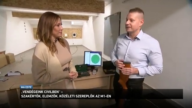 "Vendégeink civilben" sorozatunkban azokat a szakértőket, elemzőket, közéleti szereplőket ismerhetjük meg kicsit közelebbről, akik munkájukból kifolyólag gyakran megfordulnak itt, az M1 stúdiójában is. Ezúttal viszont nem a szakmájukról, hanem saját magukról: személyes történeteikről, a családjukról, hobbijukról meséltek stábunknak.