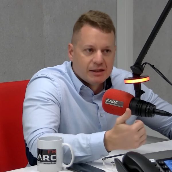 Az energiajogász arról is beszélt, hogy az uniós intézmények az orosz-ukrán háború ürügyén egyre gyakrabban lépnek át saját szabályaikon, vagy mondanak ellent korábbi döntéseiknek. Ilyen például az, hogy a Paks 2 atomerőmű-beruházásra korábban Brüsszel és Berlin is zöld jelzést adott, most viszont két német miniszter nem járul hozzá, hogy a Siemens a szerződéses kötelezettségének eleget téve leszállítsa a magyar félnek az erőmű irányításáért felelős készülékeket. Tóth Máté szerint ez jól mutatja, hogy a kérdés a nagypolitika része lett és a Moszkva elleni szankciók részeként akarják büntetni Magyarországot.