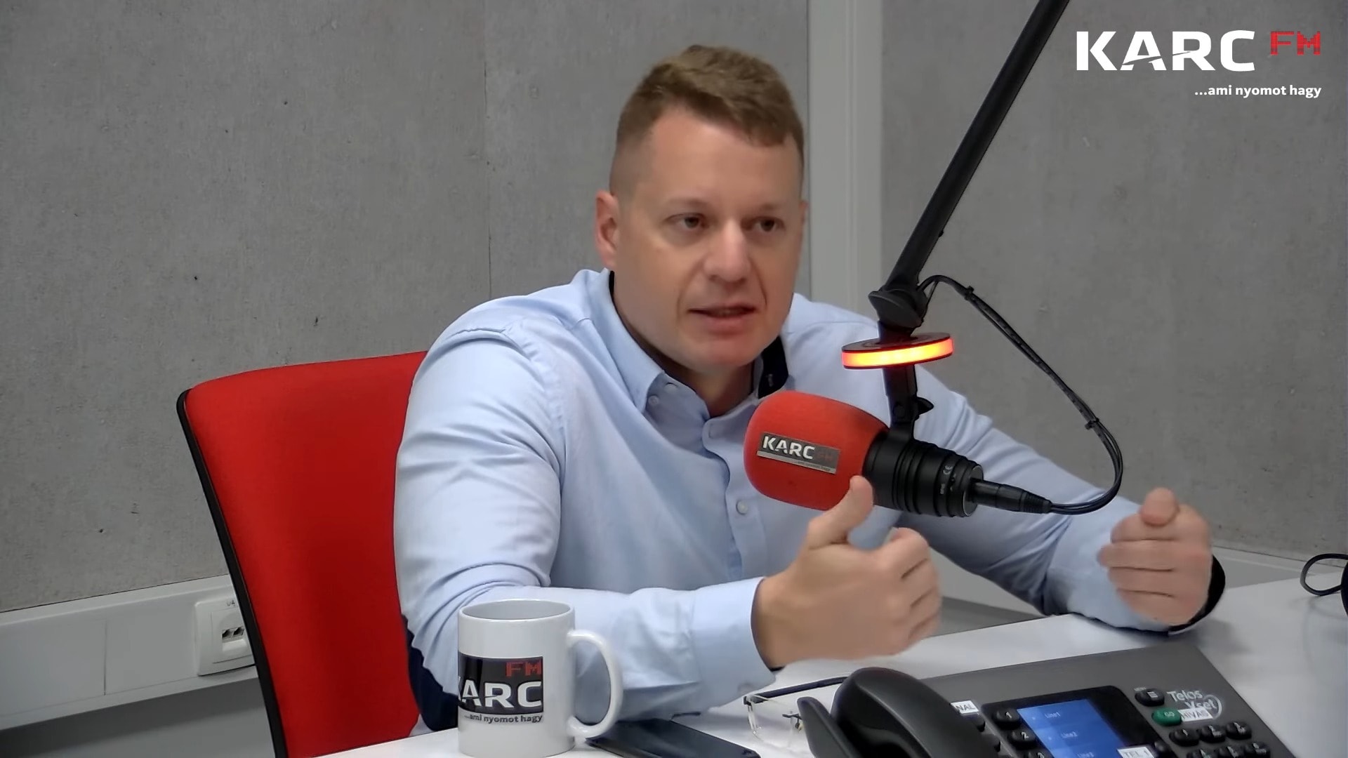 Az energiajogász arról is beszélt, hogy az uniós intézmények az orosz-ukrán háború ürügyén egyre gyakrabban lépnek át saját szabályaikon, vagy mondanak ellent korábbi döntéseiknek. Ilyen például az, hogy a Paks 2 atomerőmű-beruházásra korábban Brüsszel és Berlin is zöld jelzést adott, most viszont két német miniszter nem járul hozzá, hogy a Siemens a szerződéses kötelezettségének eleget téve leszállítsa a magyar félnek az erőmű irányításáért felelős készülékeket. Tóth Máté szerint ez jól mutatja, hogy a kérdés a nagypolitika része lett és a Moszkva elleni szankciók részeként akarják büntetni Magyarországot.