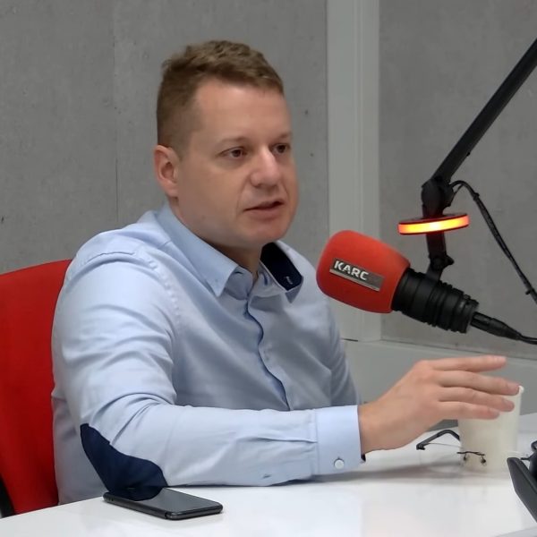 Az energiajogász arra hívta fel a figyelmet, hogy itt nem a következő, mondjuk két évre vonatkozó mentesség az, amire Magyarországnak szüksége lenne a projektnél, hanem a következő 50-re és a javaslat nem erről szól. Tóth Máté emlékeztetett arra, hogy a külügyminiszternek április 11-én többek között azért kellett Moszkvába utaznia, hogy újra gombolják a most már 9 éves szerződéses rendszerünket az eddigi szankciók miatt.