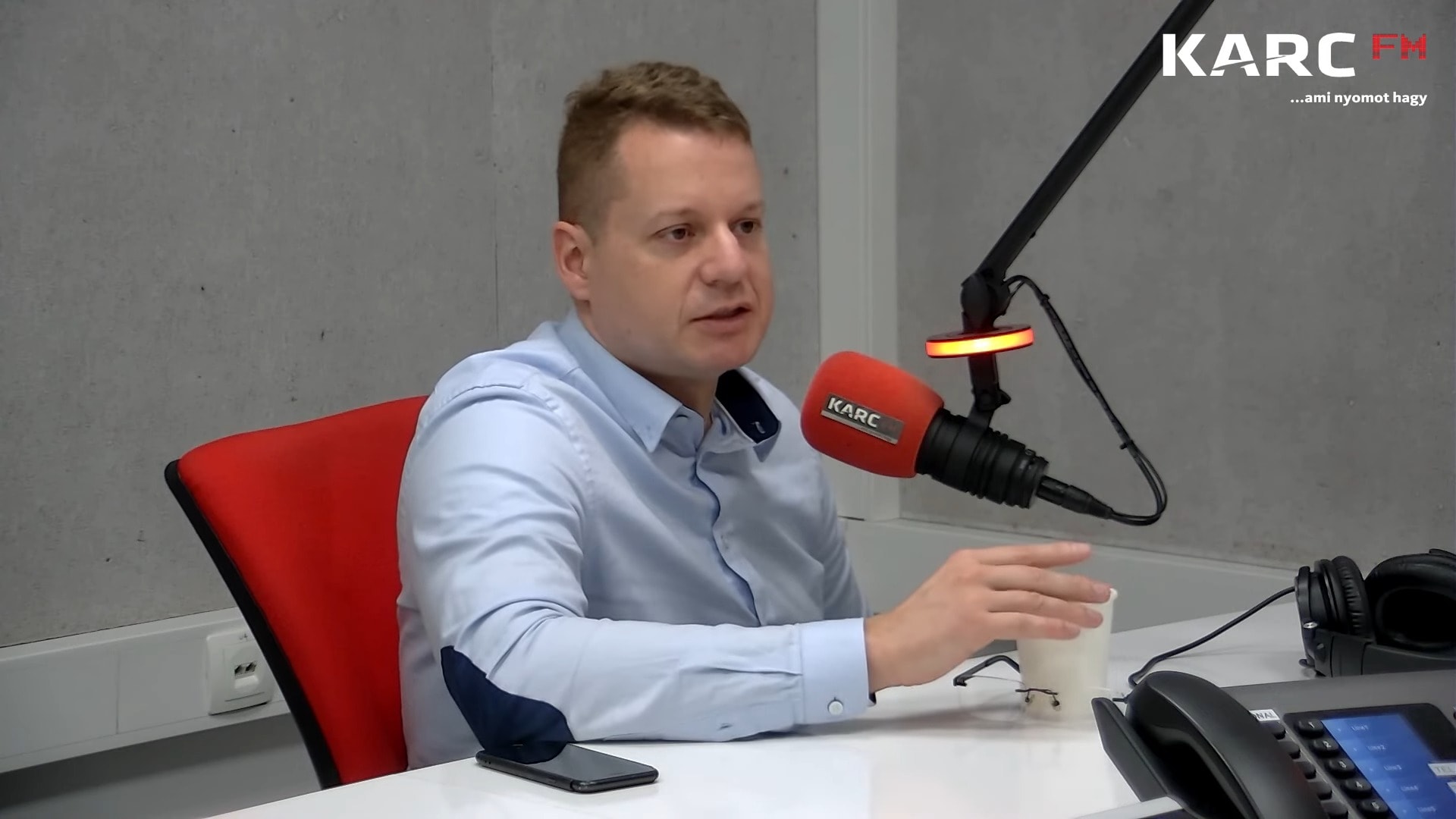Az energiajogász arra hívta fel a figyelmet, hogy itt nem a következő, mondjuk két évre vonatkozó mentesség az, amire Magyarországnak szüksége lenne a projektnél, hanem a következő 50-re és a javaslat nem erről szól. Tóth Máté emlékeztetett arra, hogy a külügyminiszternek április 11-én többek között azért kellett Moszkvába utaznia, hogy újra gombolják a most már 9 éves szerződéses rendszerünket az eddigi szankciók miatt.