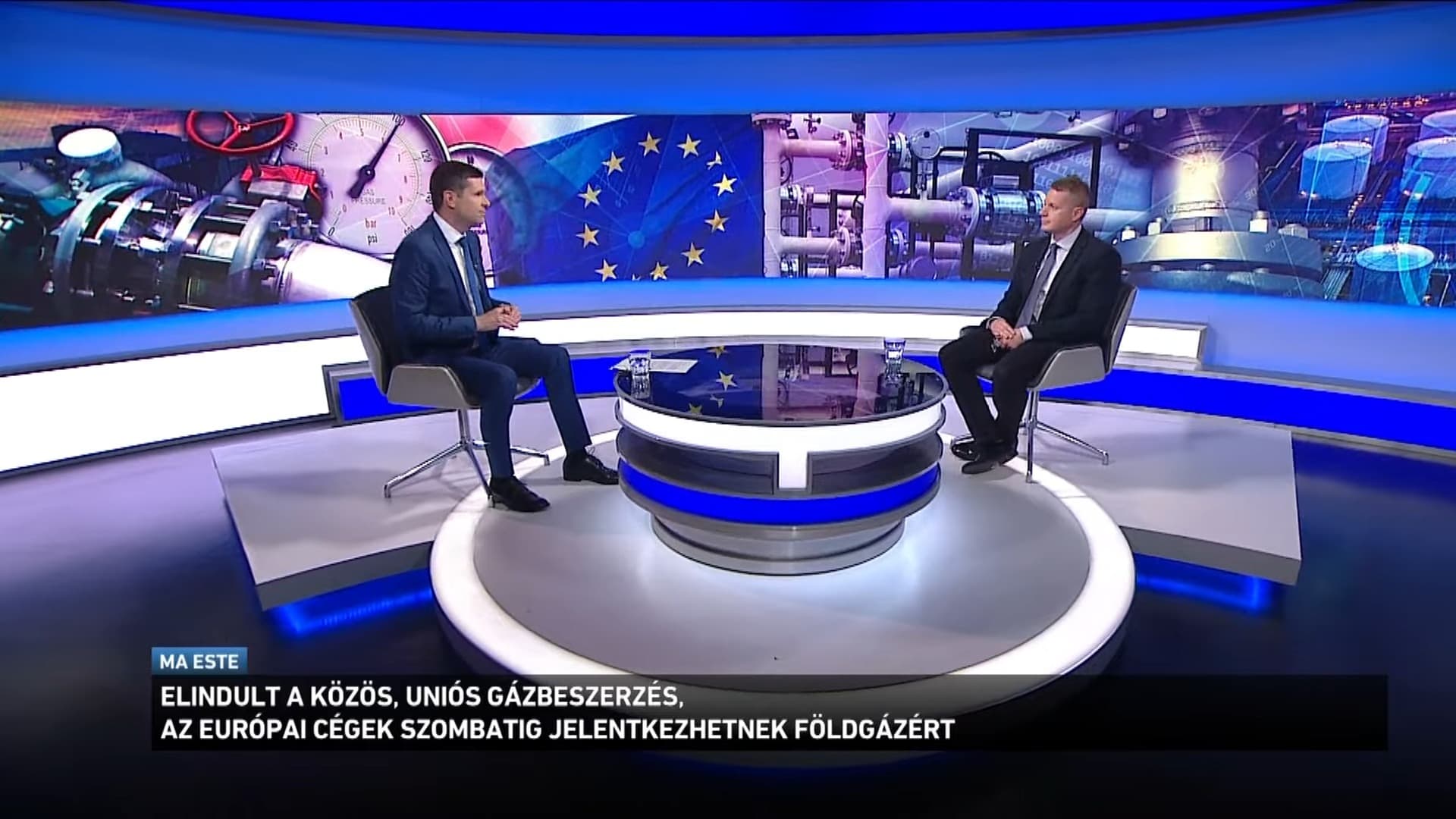 Elindult az Európai Unió történetének első, Brüsszelből szervezett gázbeszerzése. Az európai cégek mától szombatig jelentkezhetnek földgázért egy digitális platformon. A közös vásárlás során a tagállamoknak a számukra előírt kötelező betárolási mennyiség 15 százalékát kell közösen intézniük. Afölött is lehet közösen igényt leadni, de az már önkéntes.