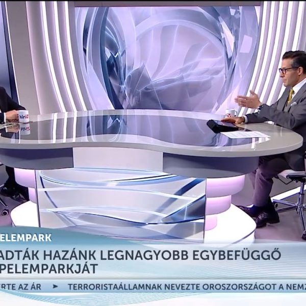 Átadták Magyarország legnagyobb egybefüggő napelemparkját. A mezőcsáti telep 250 megawatt teljesítményre képes. Ez körülbelül Debrecen éves fogyasztásának felét teszi ki. Jelenleg 4850 megawatt a hazánkba telepített naperőművek összteljesítménye, amely tovább növekszik. Tóth Máthé energiajogászt kérdeztük.