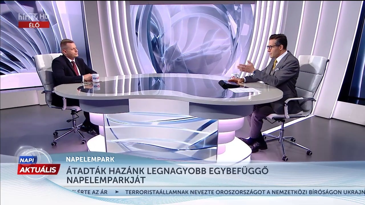 Átadták Magyarország legnagyobb egybefüggő napelemparkját. A mezőcsáti telep 250 megawatt teljesítményre képes. Ez körülbelül Debrecen éves fogyasztásának felét teszi ki. Jelenleg 4850 megawatt a hazánkba telepített naperőművek összteljesítménye, amely tovább növekszik. Tóth Máthé energiajogászt kérdeztük.