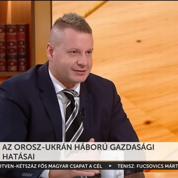 A G20 csúcs találkozó üzenete a blokkosodás, különösen az energetikai változások terén. A világban átalakulás zajlik, új szereplők jelennek meg, például Kína. Az Egyesült Államok gazdasági és energetikai pozíciója is megváltozott az elmúlt években, és most erősebb szerepet játszik a nemzetközi térben. Az Európai Unió is függ Kínától az zöld energiaforrások és elektromos autók terén.