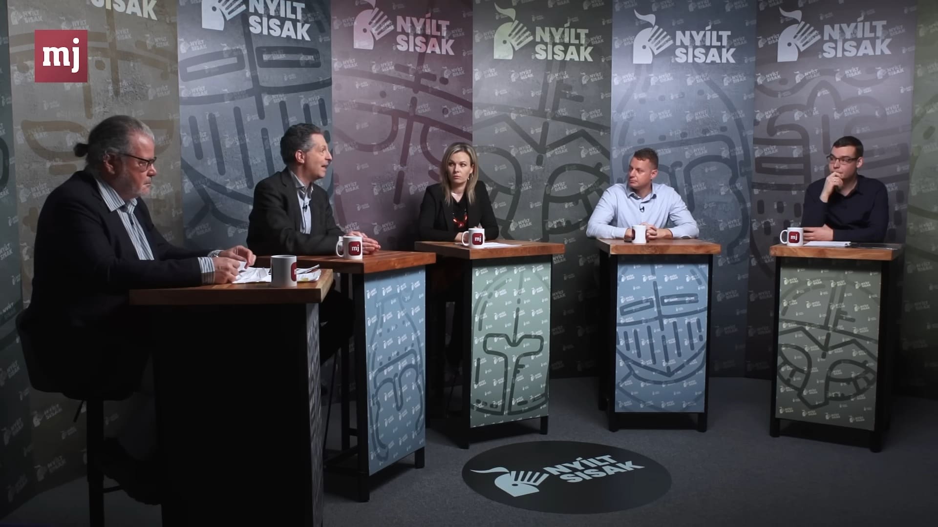 Fiala János (riporter), Kónyi-Kiss Botond (a Hatvannégy Vármegye Ifjúsági Mozgalom alelnöke), Schiffer András (ügyvéd) és Tóth Máté (energiajogász) a Nyílt Sisak évnyitó adásában.