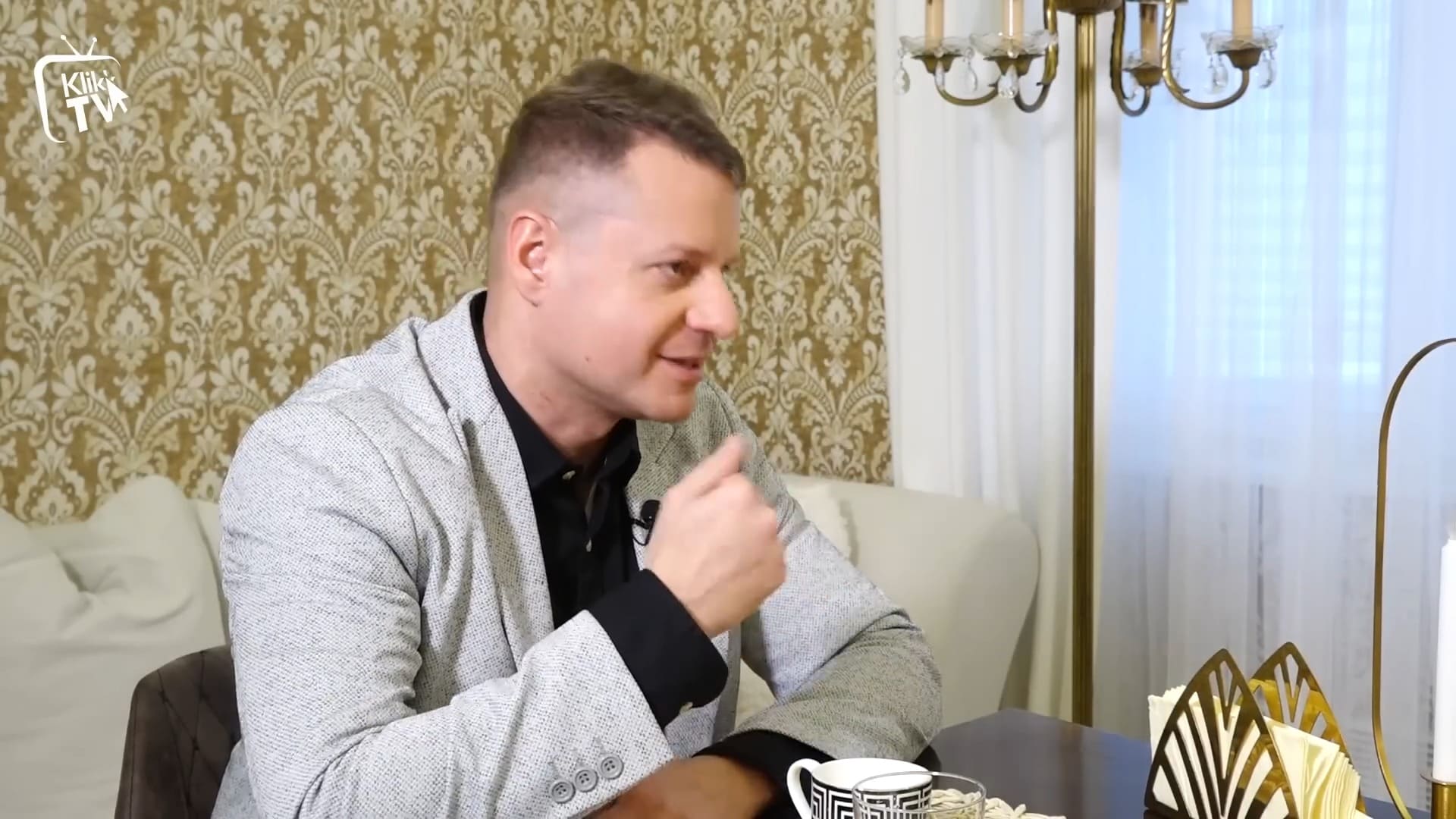 Mi a kormány aktuális energiapolitikája? Miért barátkozik Katarral? Mik azok a kis moduláris reaktorok, amelyek megoldást jelentenének néhány problémára? Hogyan lett százszorosa a gáz ára? És mi várható a megújuló energiaforrások terén, miután a kormány feloldotta a szélenergia-stopot és támogatja a napelemek telepítését? Ezekről is kérdeztük Holoda Attila energetikai szakértőt, volt helyettes államtitkárt, és Tóth Máté energiajogászt.