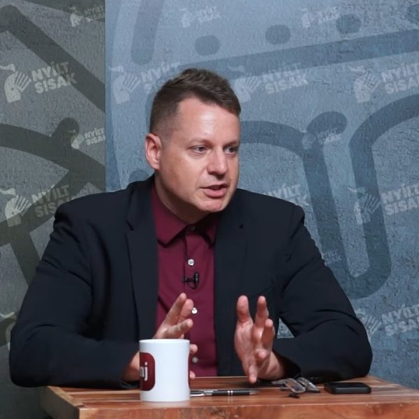 Végül arról vitáztak a meghívottak, hogy ha a Mi Hazánk Mozgalom Magyarország nevében igényt tart Kárpátaljára, ez pozitívan vagy negatívan érinti jelenleg a külhoni magyarokat. Vendégek: Fiala János (riporter), Schiffer András (ügyvéd), Szakács Árpád (könyvkiadó, publicista), Tóth Máté (energiajogász) Szerkesztő-műsorvezető: Gulyás Anita