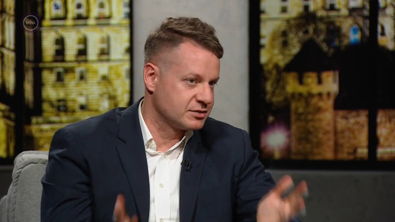Majd arról beszélgetünk, hogy egyre több gazdasági és politikai érdekcsoport törekszik arra, hogy a digitális pénzhasználatra terelje a társadalmat. De kiknek és miért áll érdekében kiszorítani a készpénzhasználatot? - Ez itt a kérdés!