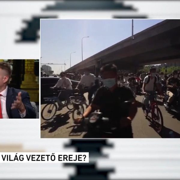 A középső birodalom. Kína a világ közepeként tekint magára, de vajon a nyugat helyesen értelmezi-e ezt az identitás tudatot? Leírtható-e a keleti világ nyugati fogalmak mentén? Megérthetjük Kínát? Ez itt a kérdés.