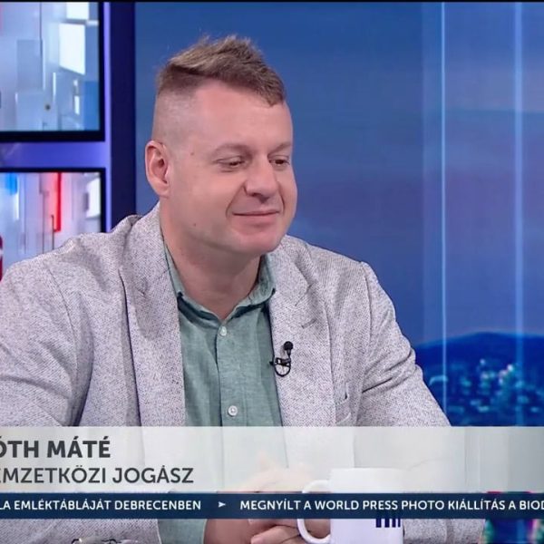 Esetleg nemzetközi diplomáciai felelősség. (...) A nemzetközi politikai esemény jelenleg nagy mértékben Amerikára figyelnek. Ez a közel-keleti eseményekre és a mostani csipogós eseményekre is fokozottan igaz."