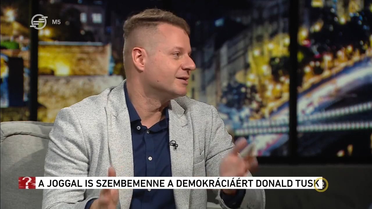 De vajon a jog felett áll-e a demokráciáért folytatott küzdelem? – A mai adásban elsőként erre keressük a választ! Majd arról beszélgetünk, hogy Németországban beköszöntött az „auf-wiedersehen-kultur”, Berlin szigorú határellenőrzést vezetett be az illegális migráció megállítása érdekében. De vajon lehet-e dominóhatása Európában a német fordulatnak? – Ez itt a kérdés