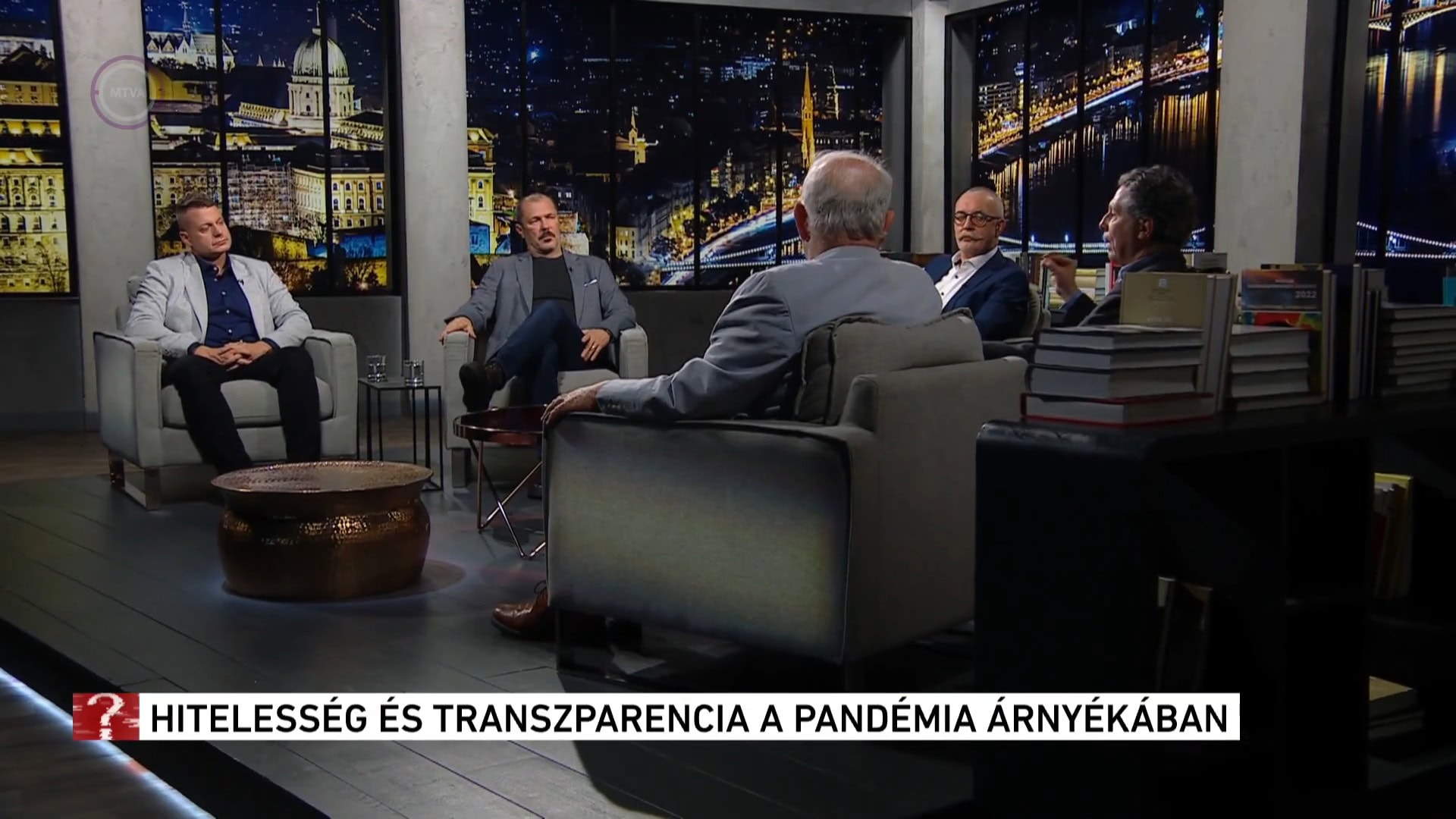 00:00 - Hitelesség és transzparencia a pandémia árnyékában 30:00 - Trump Davosban: ez a józan ész forradalma